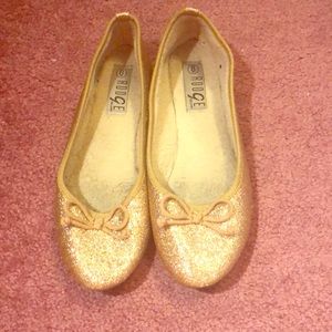 I’m selling a pair of gold sandals!